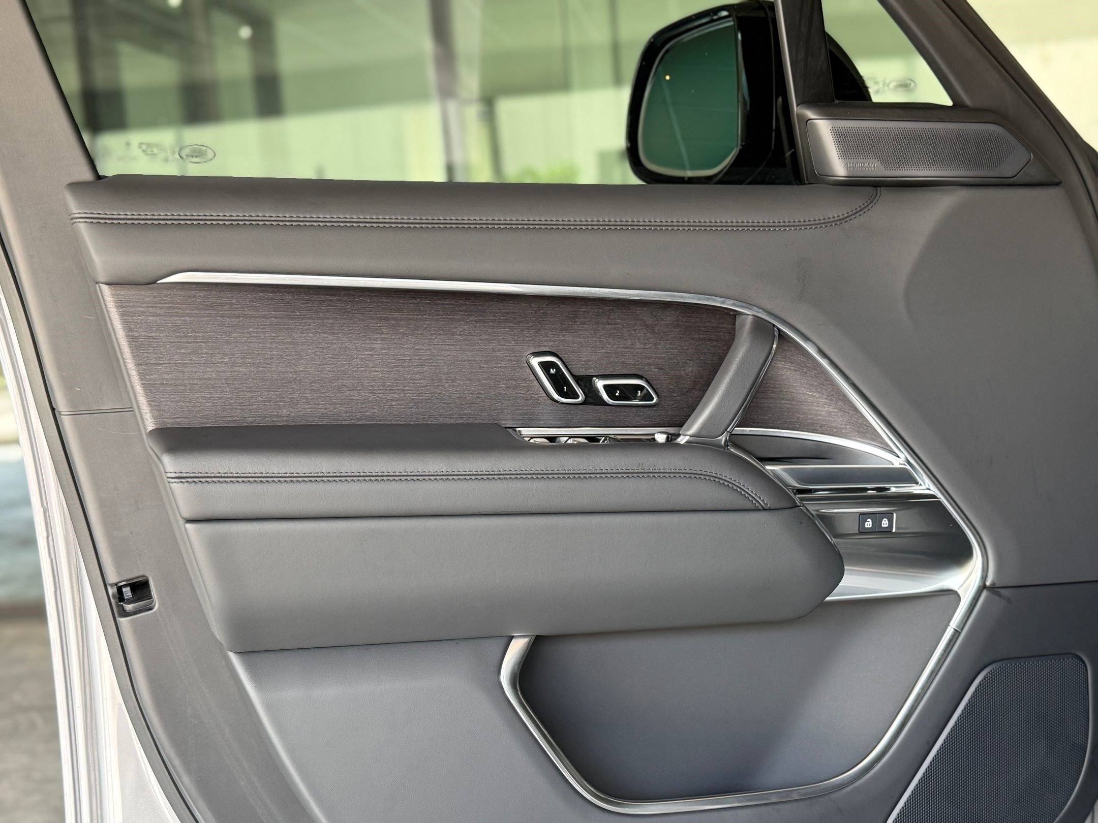 Certified 2025 Land Rover Range Rover SE image 21