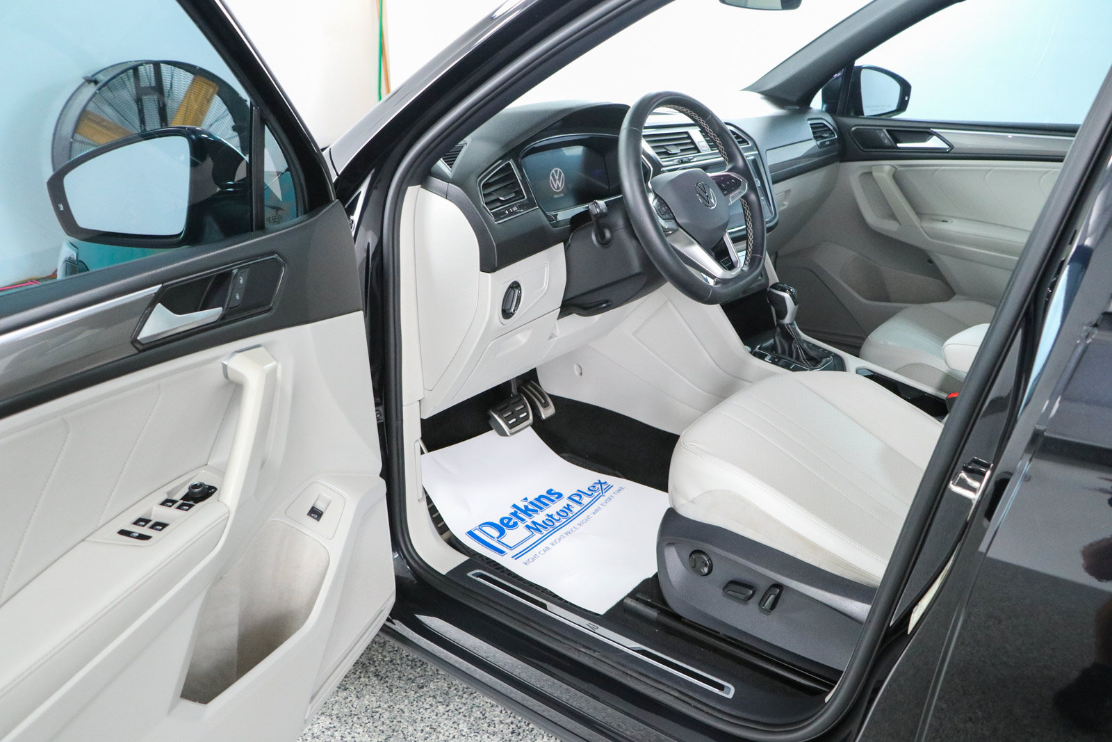 Used 2023 Volkswagen Tiguan SE R-Line FWD image 3