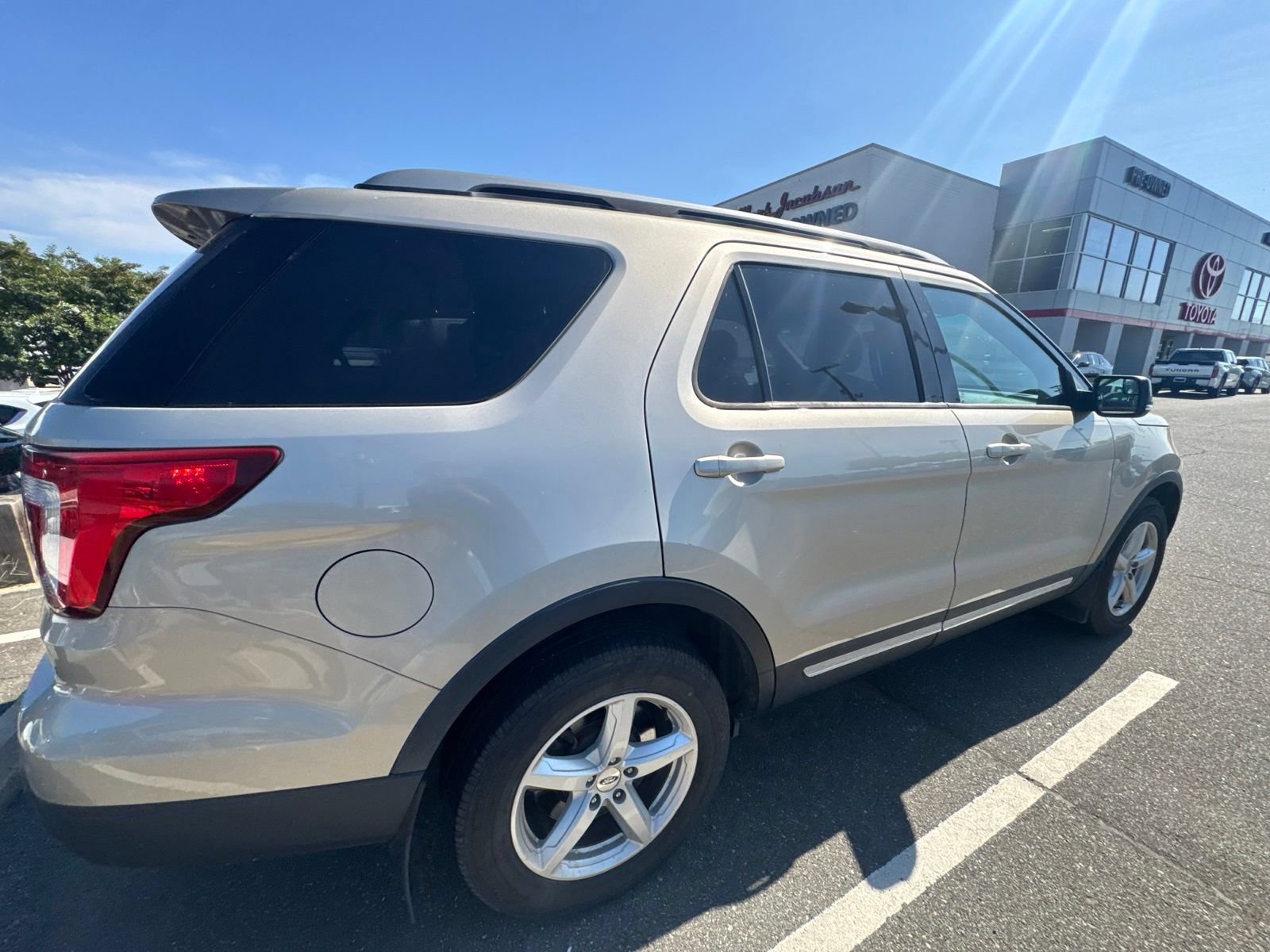 Used 2017 Ford Explorer XLT AWD/4WD image 10