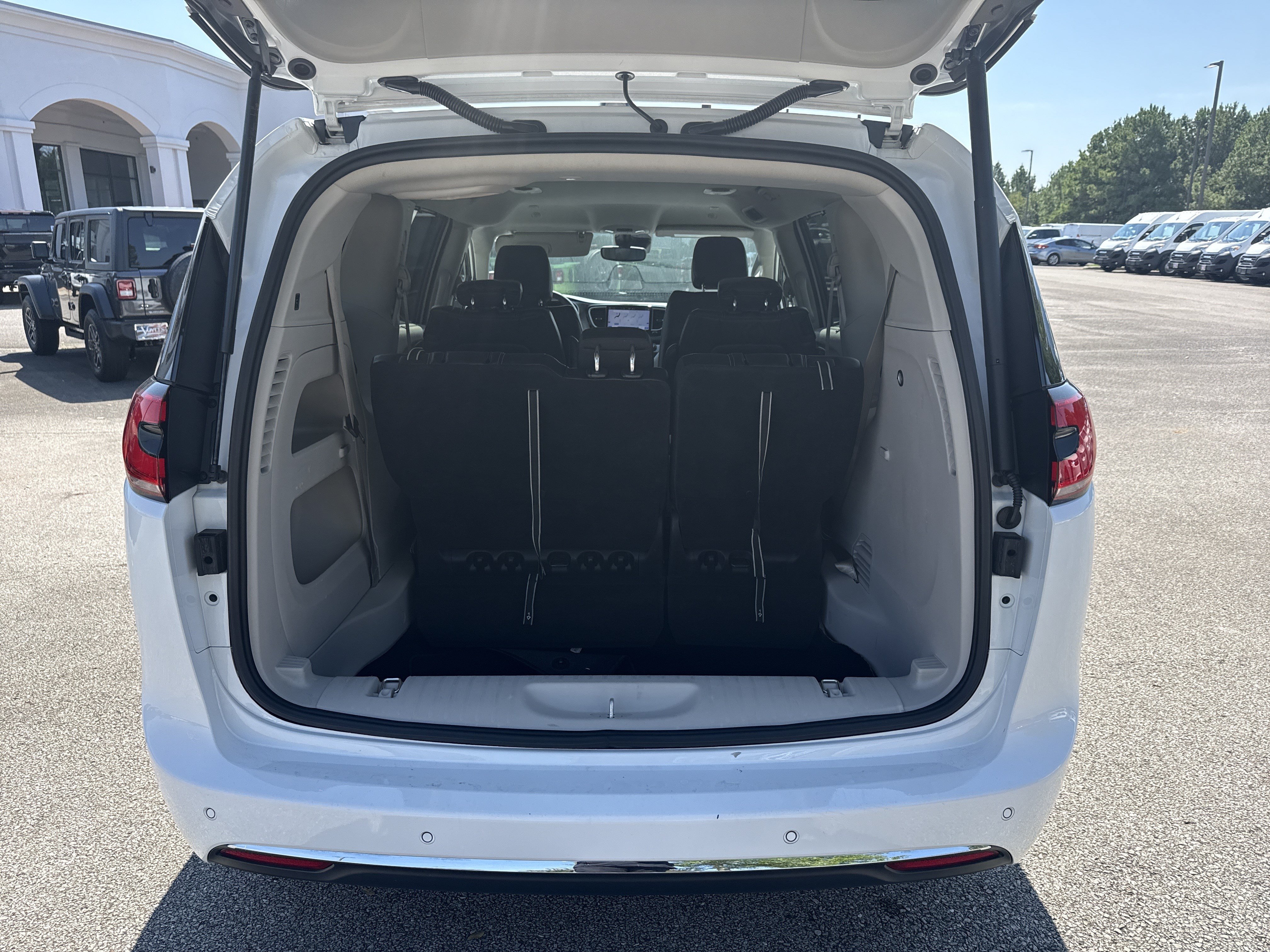 Used 2024 Chrysler Pacifica Touring-L FWD image 18