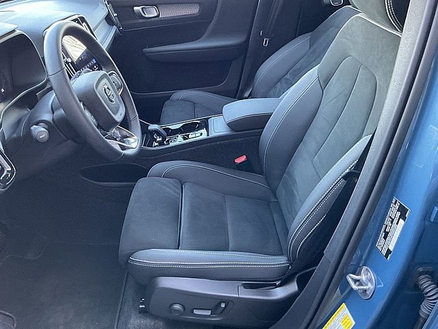 Certified 2025 Volvo XC40 B5 Plus image 15