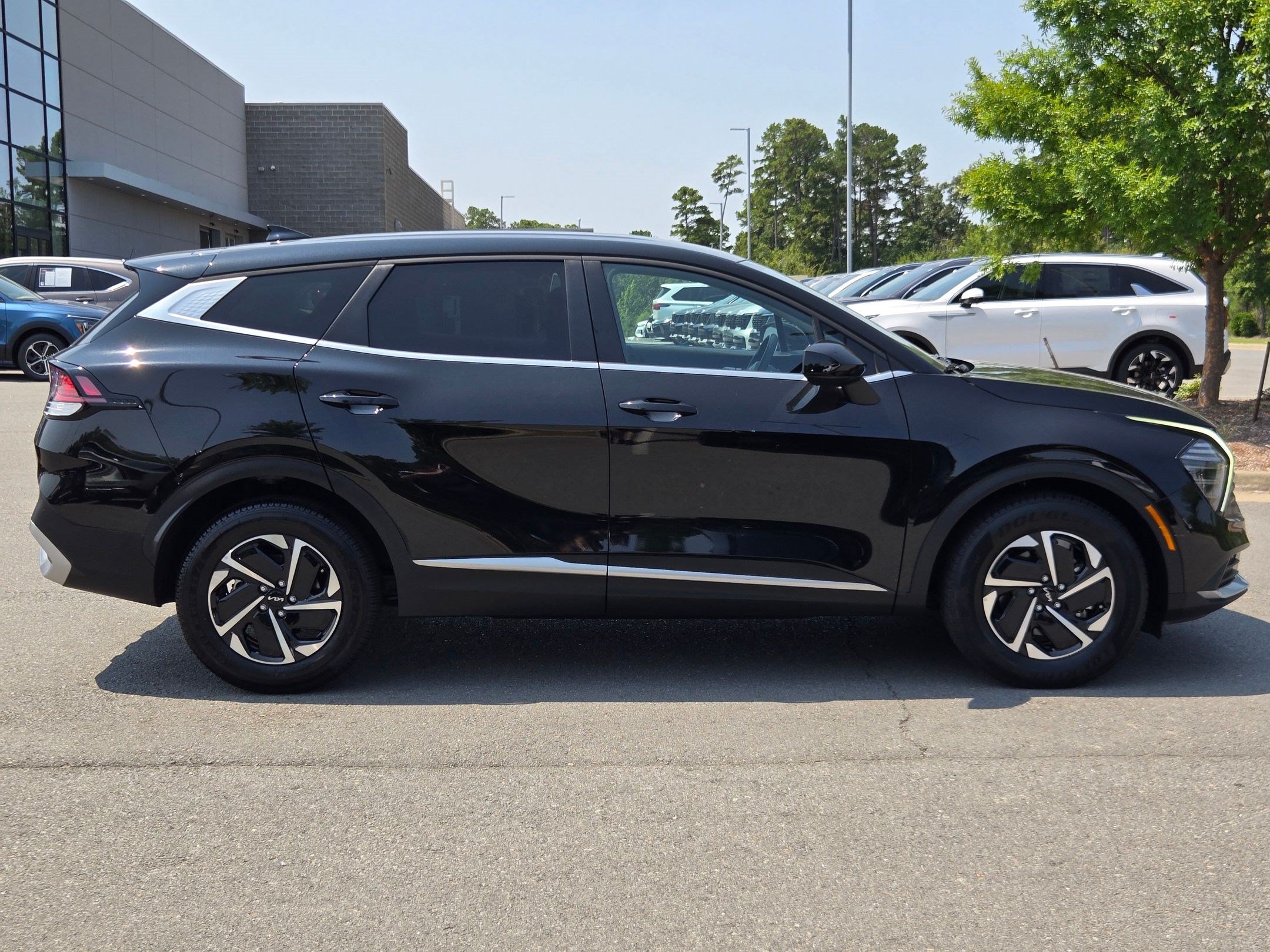 Used 2025 Kia Sportage LX FWD image 8
