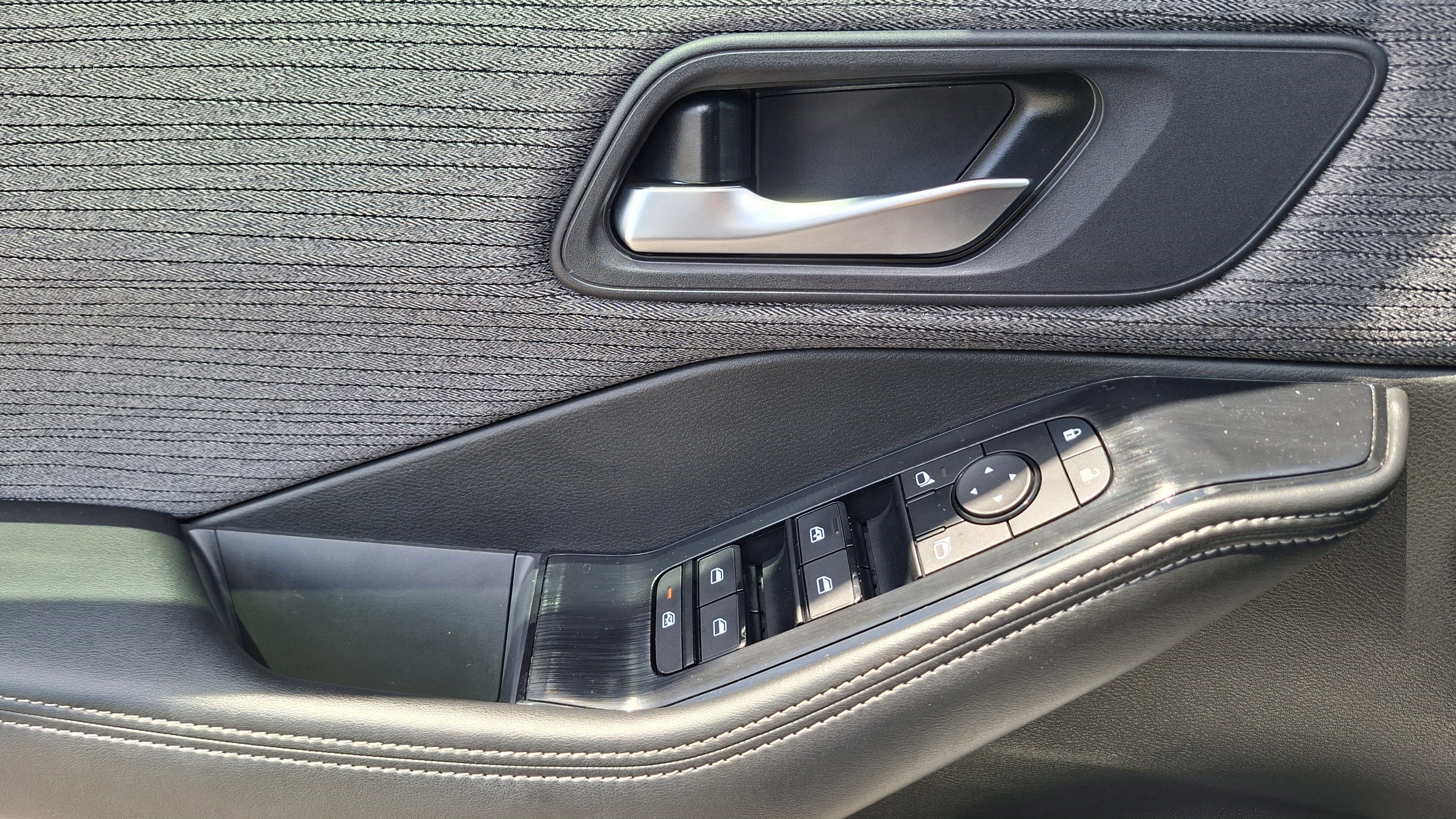 Used 2023 Nissan Rogue SV FWD image 17