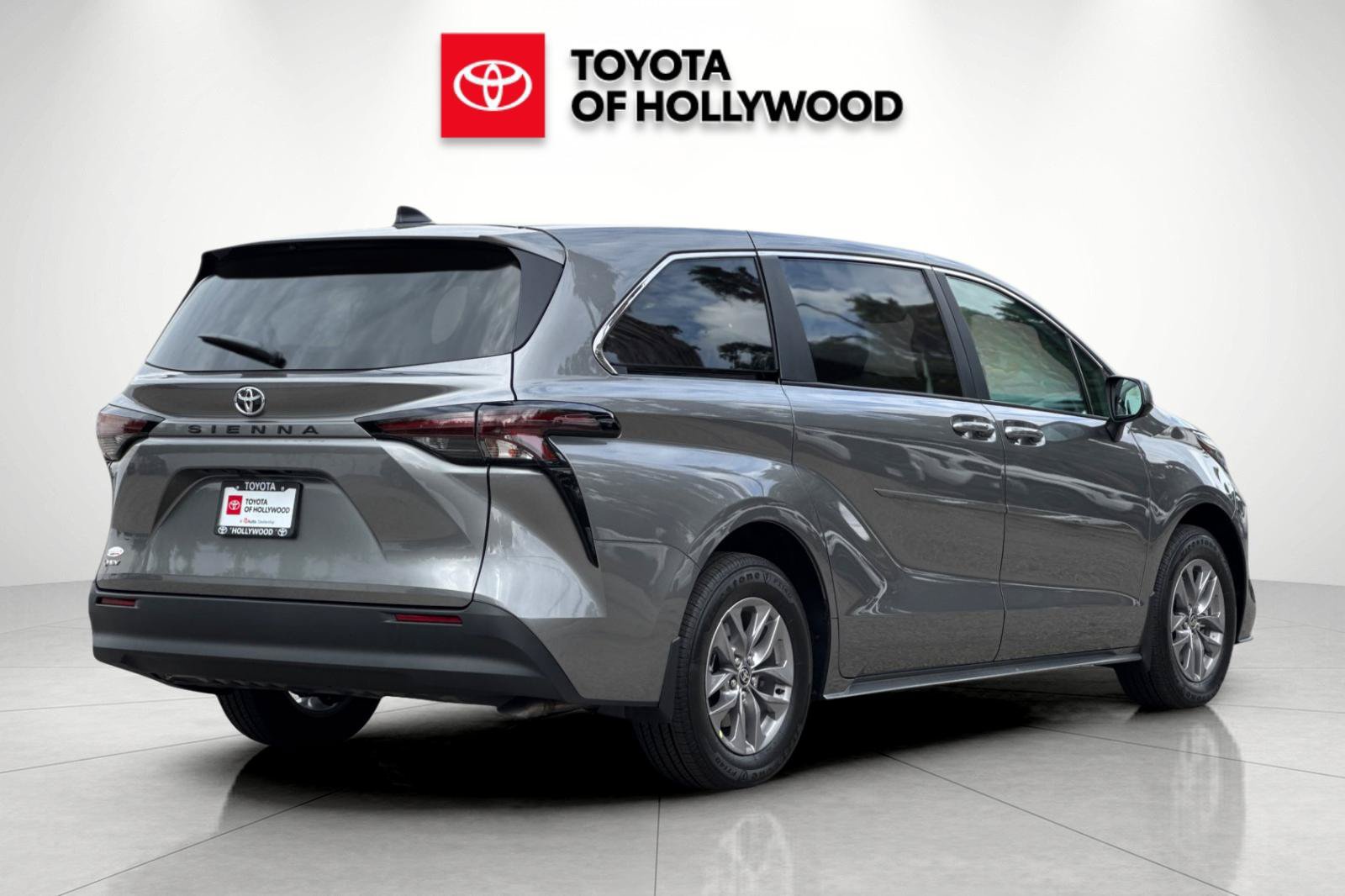 New 2026 Toyota Sienna LE FWD image 4
