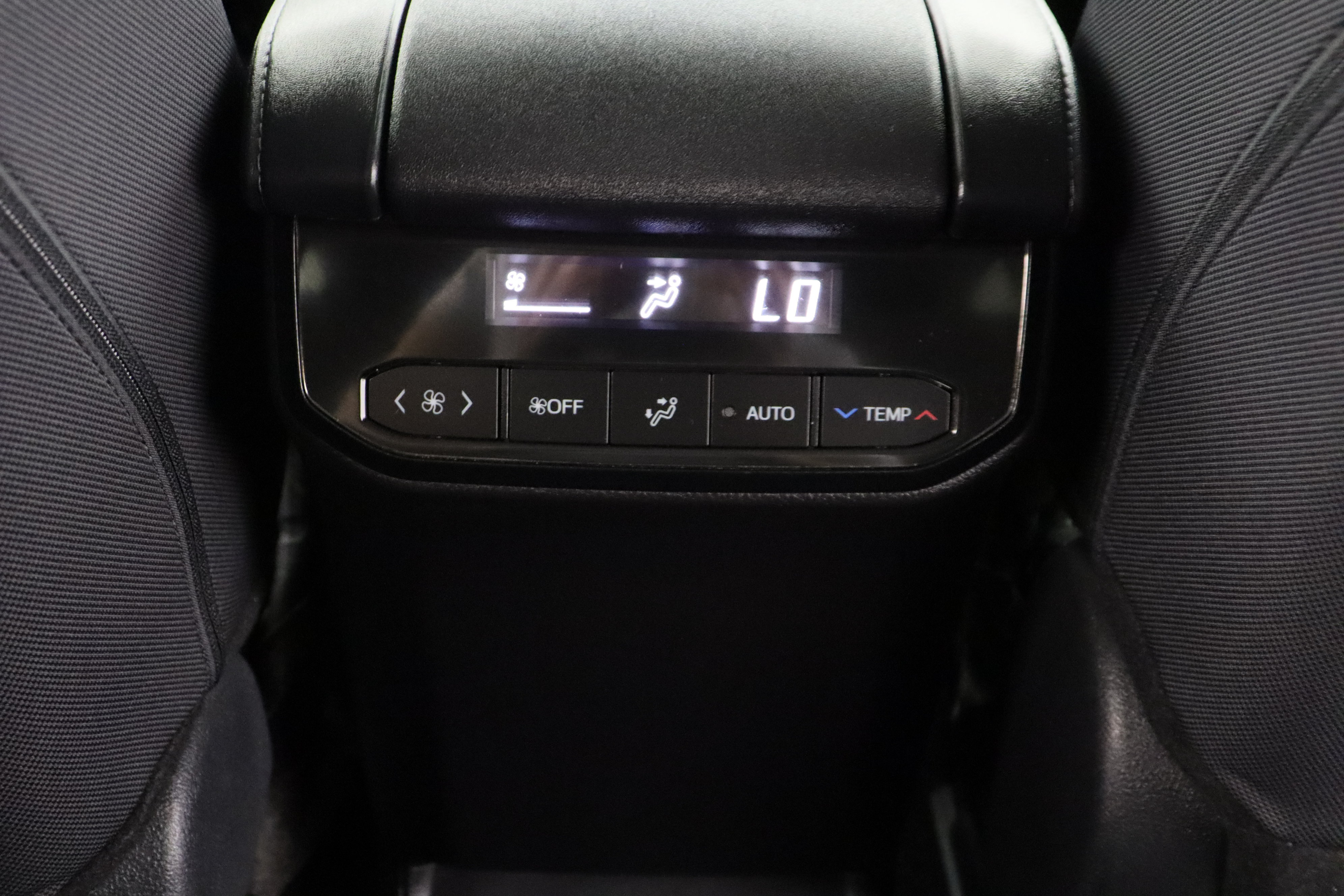 Used 2025 Toyota Highlander LE FWD image 29