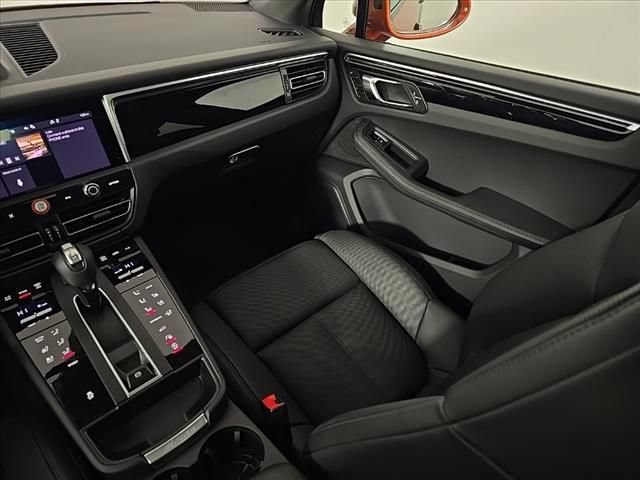 Certified 2025 Porsche Macan AWD/4WD image 23