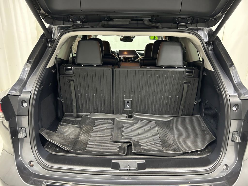 Used 2024 Toyota Highlander Platinum image 12
