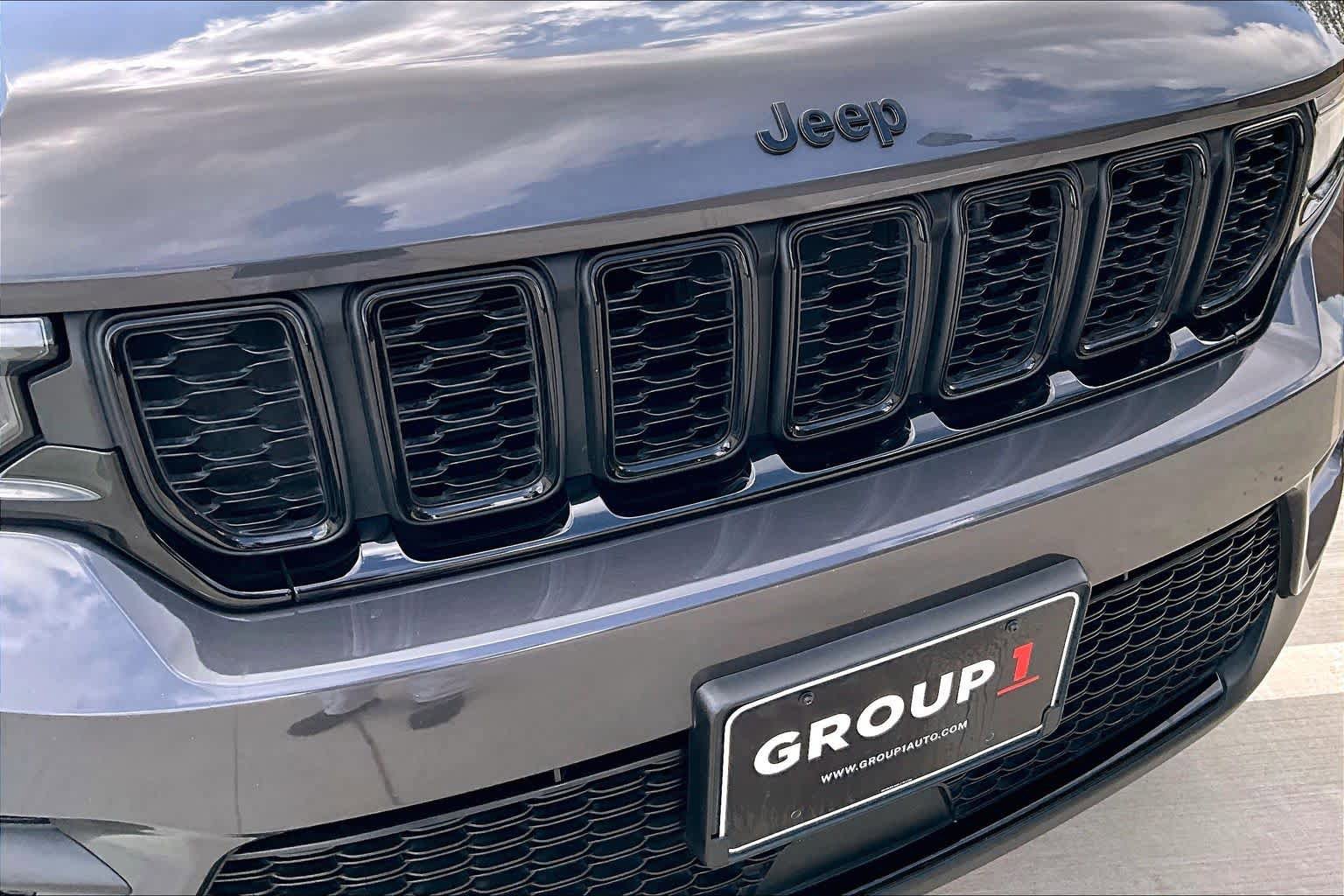 Used 2023 Jeep Grand Cherokee Altitude AWD/4WD image 29