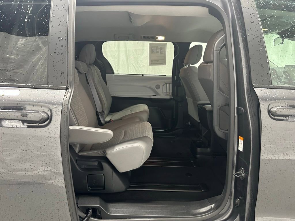 Used 2025 Toyota Sienna LE image 55