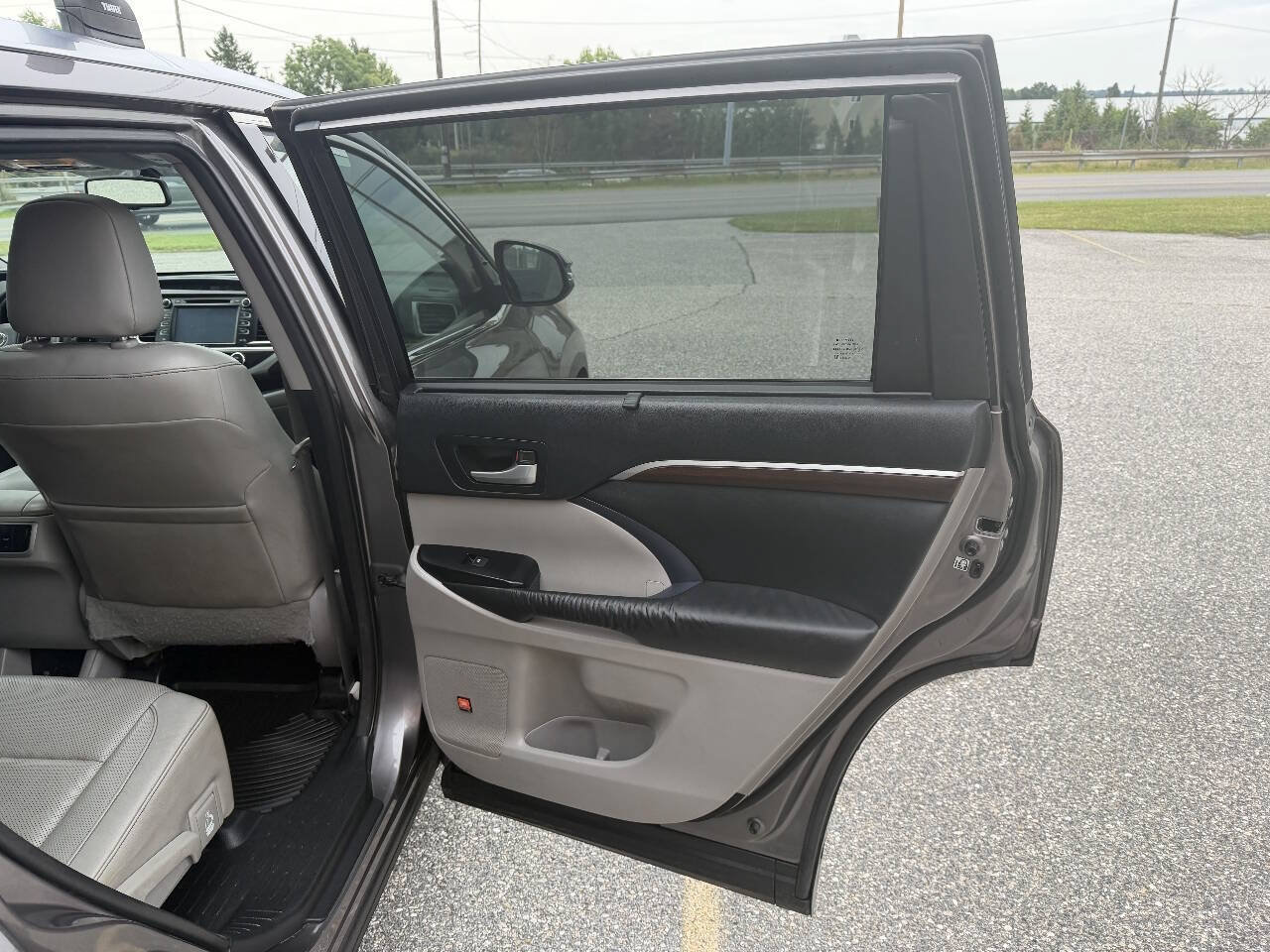 Used 2015 Toyota Highlander Limited AWD/4WD image 32