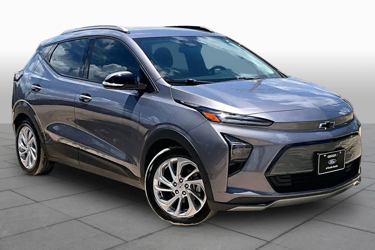 Used 2022 Chevrolet Bolt EUV LT w/ Comfort Package FWD image 2