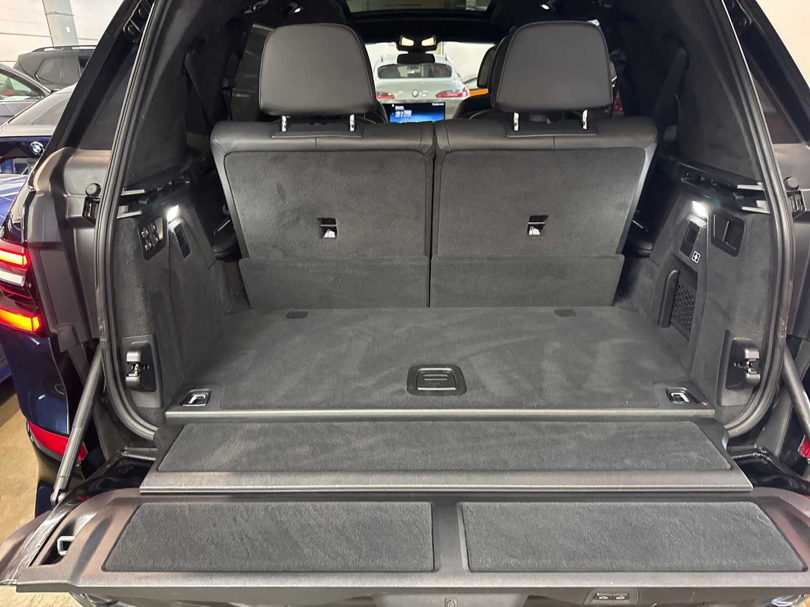 Used 2023 BMW X7 M60i w/ Executive Package image 29