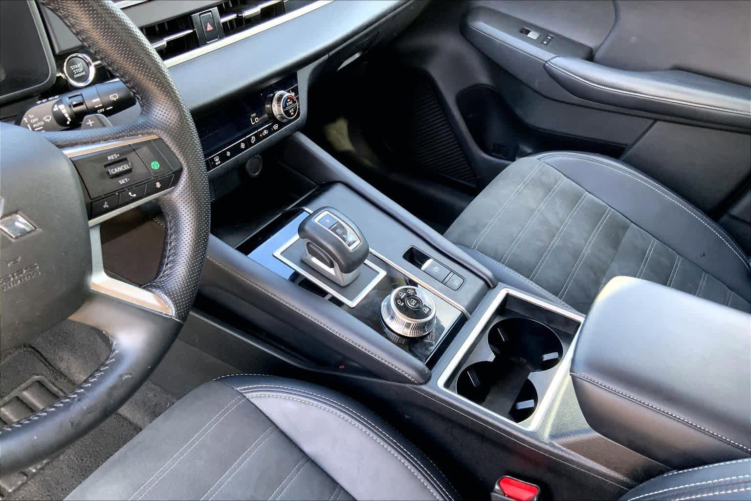 Used 2023 Mitsubishi Outlander SE AWD/4WD image 16