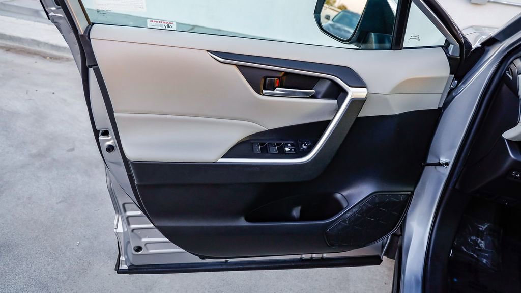 Used 2022 Toyota RAV4 XLE Premium image 25