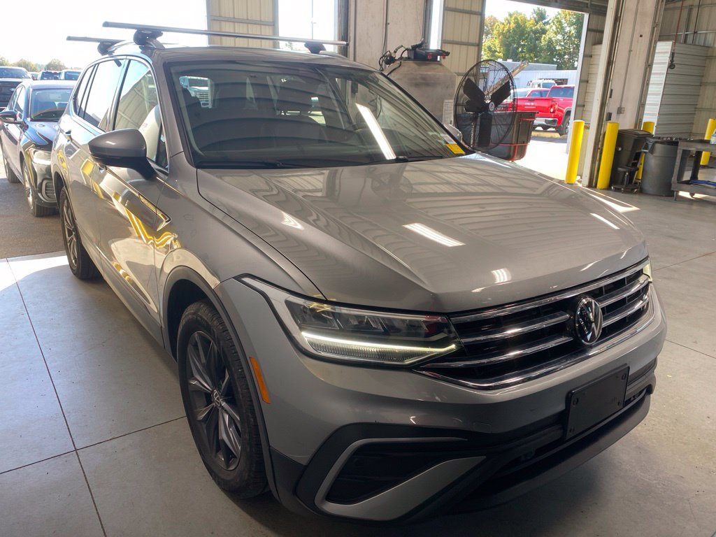 Used 2022 Volkswagen Tiguan SE AWD/4WD image 1