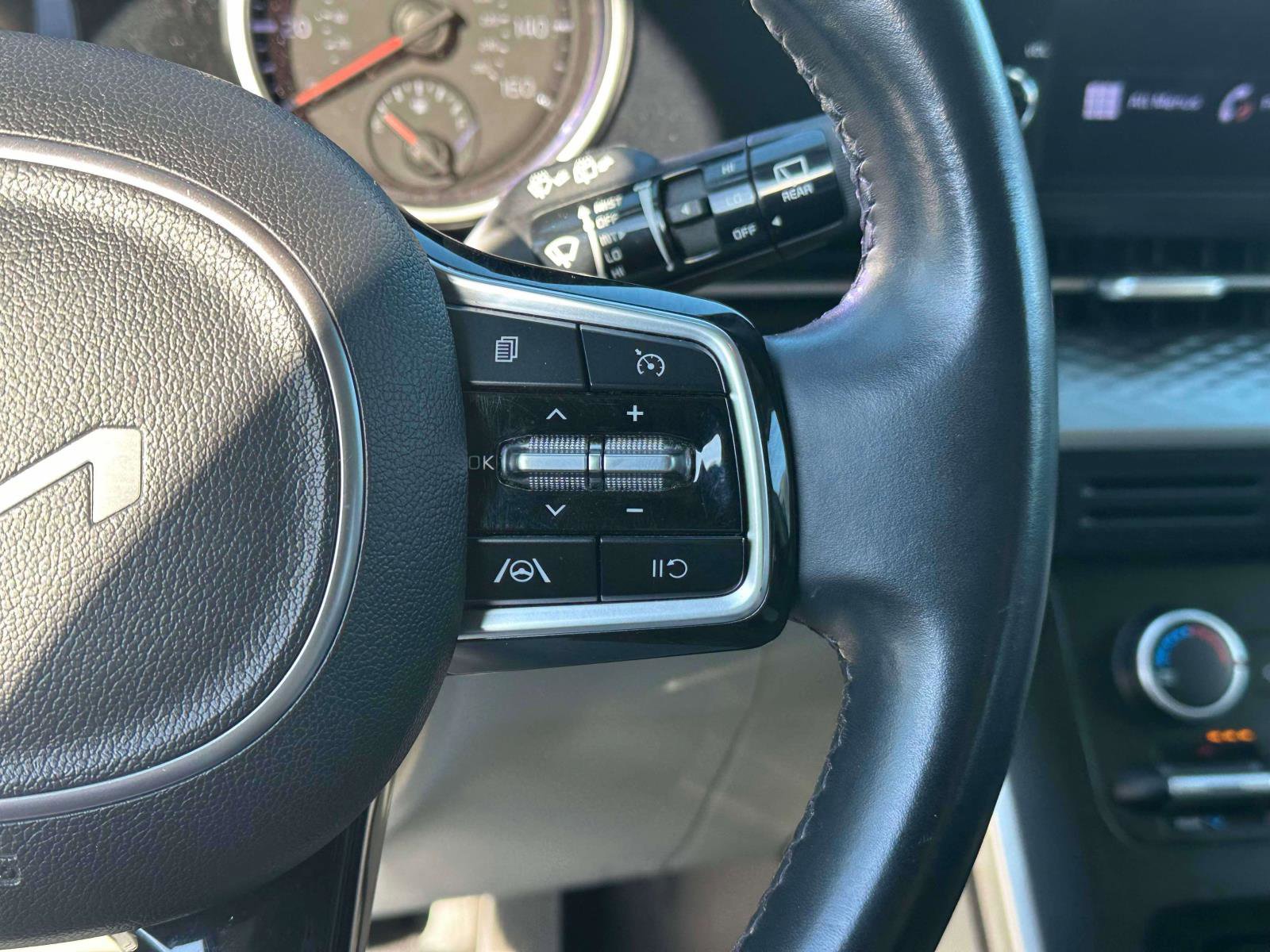 Used 2022 Kia Carnival LX image 21