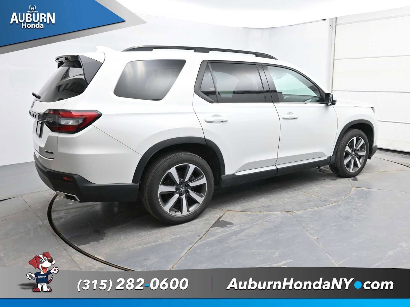 Used 2024 Honda Pilot Touring image 13