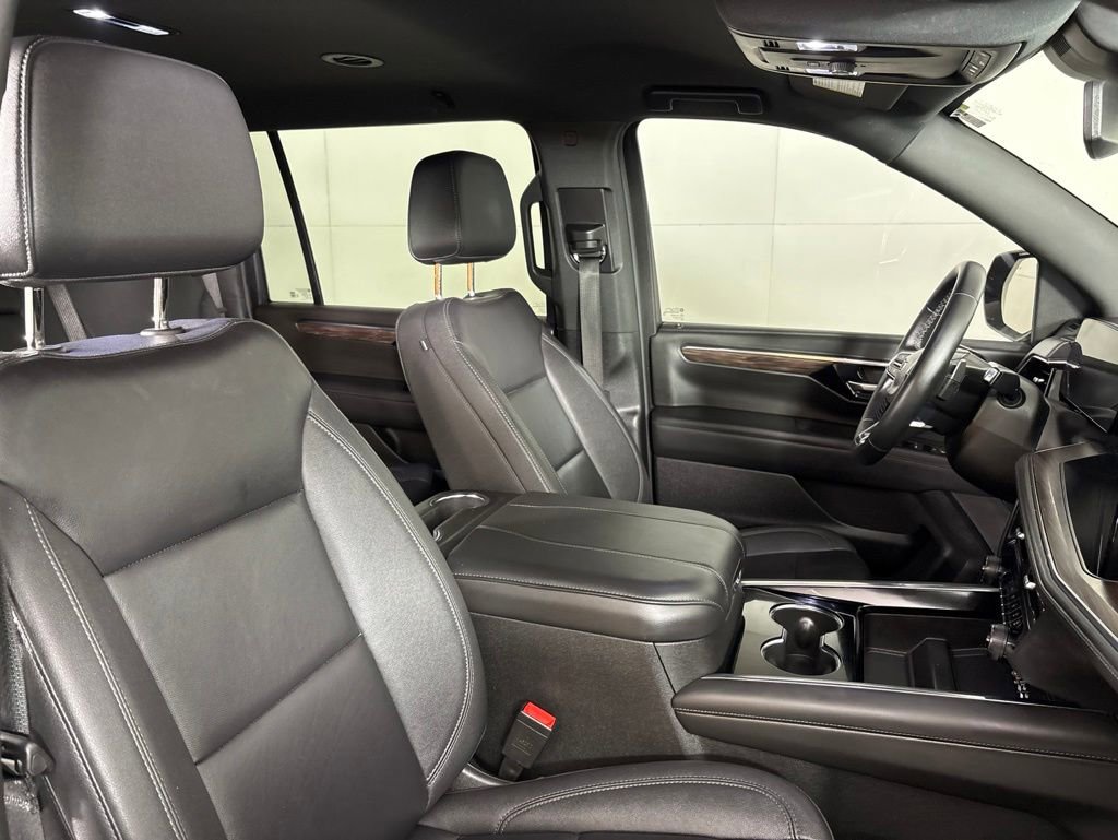 Used 2025 Chevrolet Suburban Z71 AWD/4WD image 11