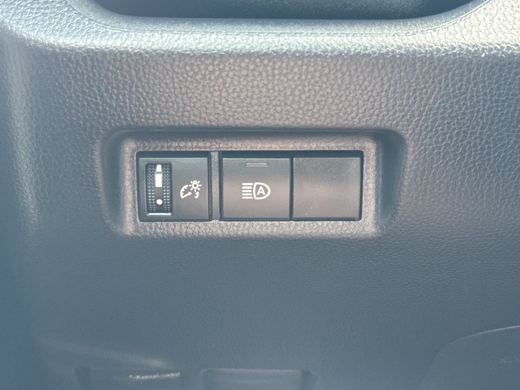 Used 2025 Toyota RAV4 XLE AWD/4WD image 32