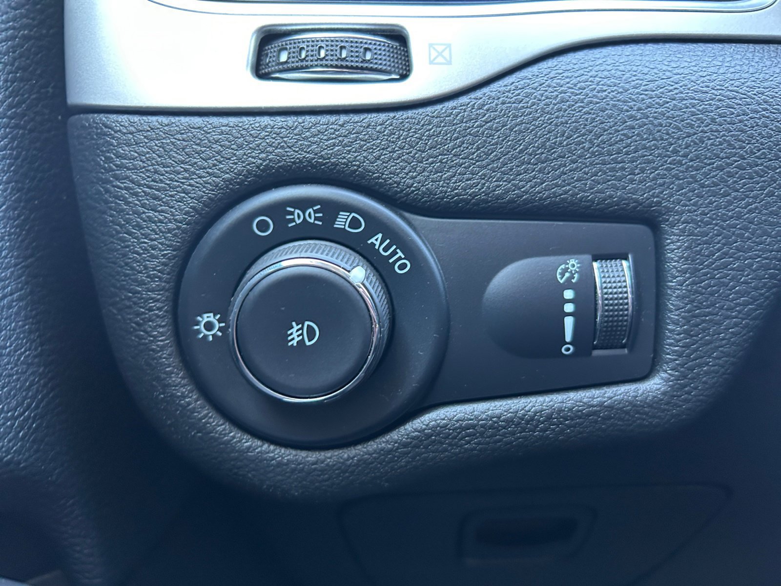 Used 2022 Jeep Cherokee Latitude AWD/4WD image 18