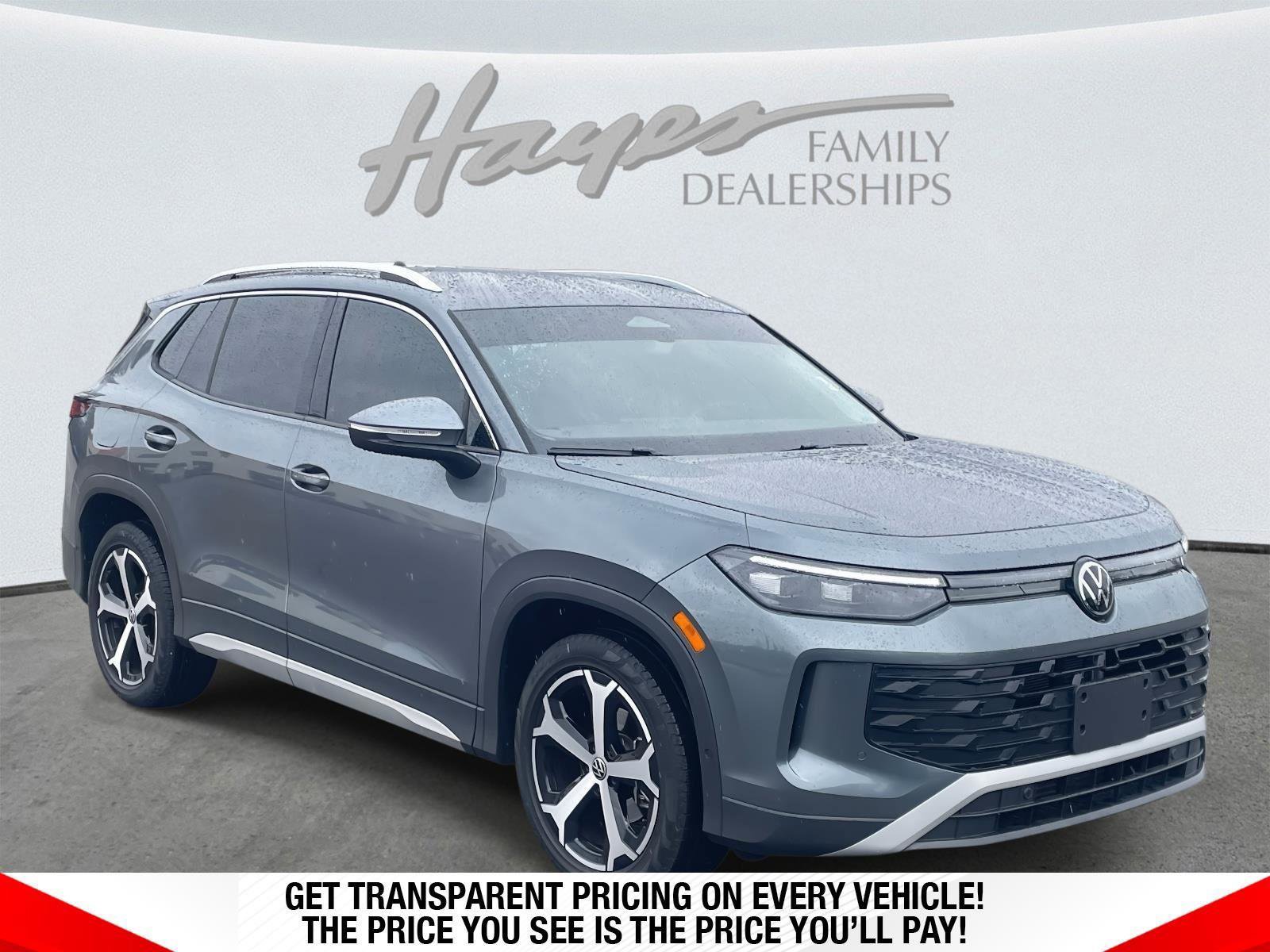 Used 2025 Volkswagen Tiguan SE image 1