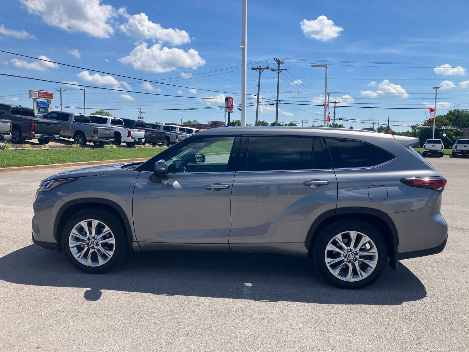 Certified 2025 Toyota Highlander Limited AWD/4WD image 5