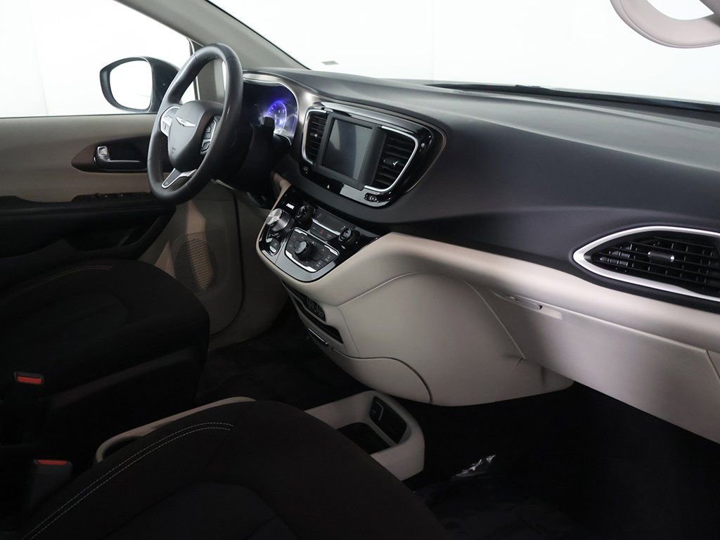 Used 2023 Chrysler Voyager LX image 23