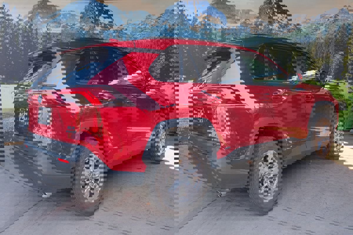 Used 2022 Toyota RAV4 XLE image 6