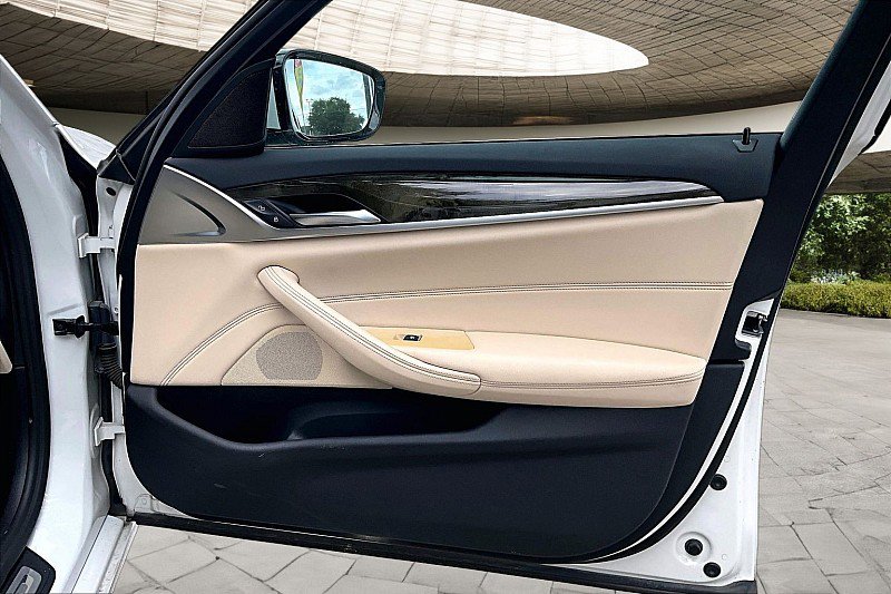 Used 2023 BMW 530i image 15