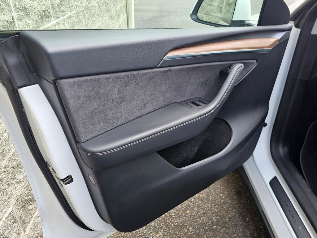 Used 2024 Tesla Model Y Long Range AWD/4WD image 22