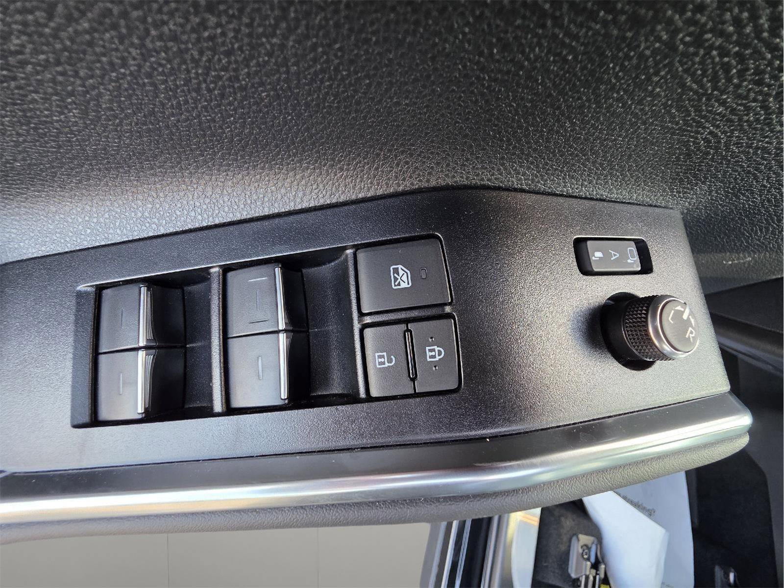 Used 2025 Toyota Highlander Platinum image 16