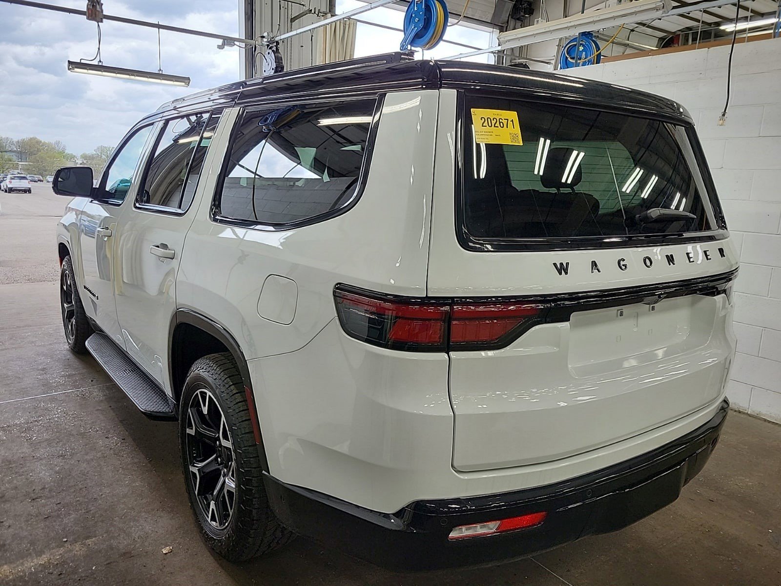Used 2025 Jeep Wagoneer Series II AWD/4WD image 4