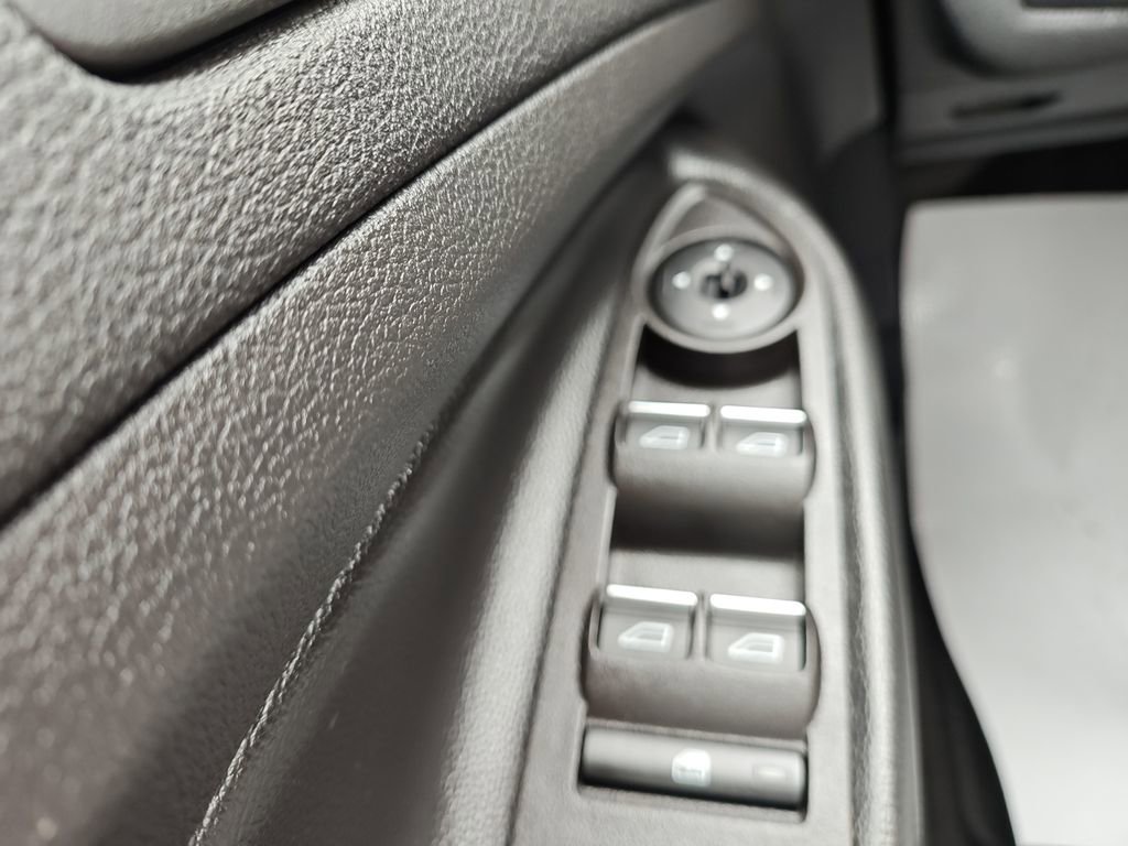 Used 2019 Ford Escape SE image 18