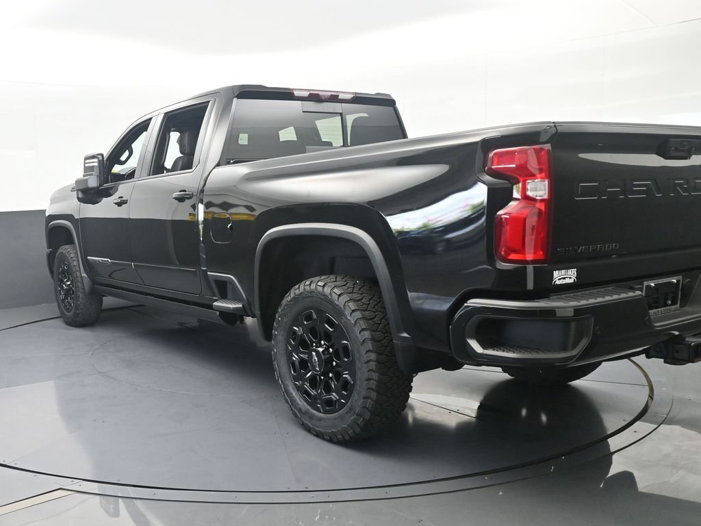 Used 2024 Chevrolet Silverado 2500 High Country w/ Midnight Edition AWD/4WD image 4