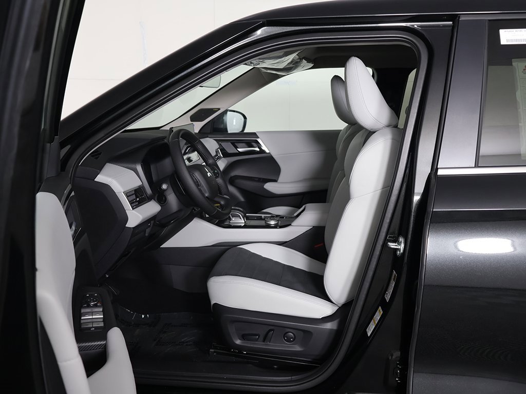 New 2025 Mitsubishi Outlander SE image 33