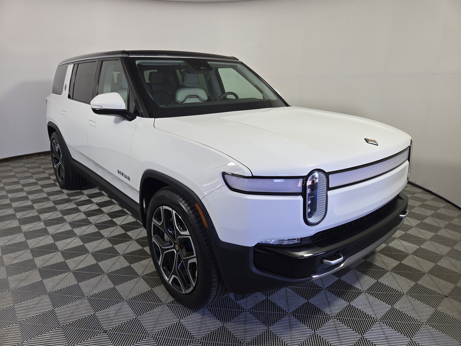 Used 2024 Rivian R1S Adventure image 6