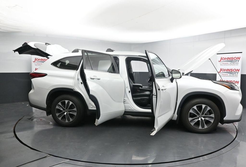 Used 2023 Toyota Highlander XLE AWD/4WD image 34