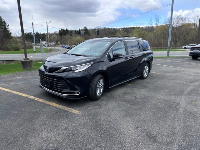 Used 2024 Toyota Sienna Limited image 7
