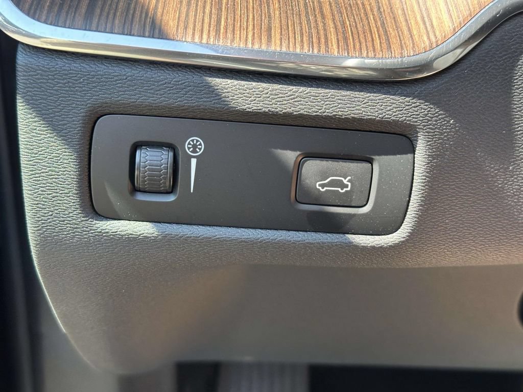 Used 2022 Volvo XC60 B5 Momentum w/ Climate Package AWD/4WD image 25