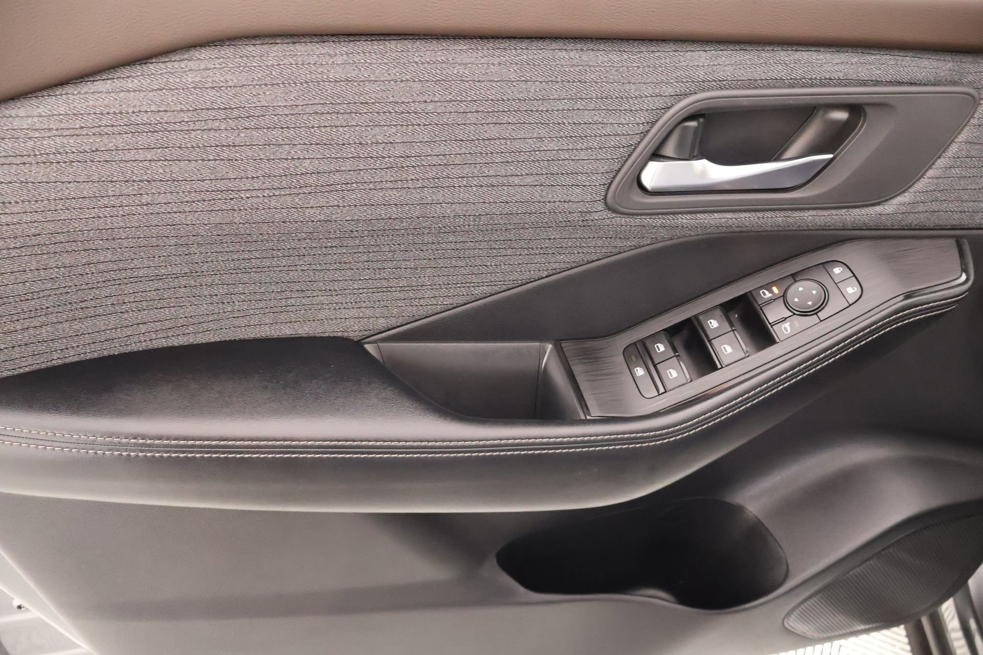 Used 2023 Nissan Rogue SV image 14