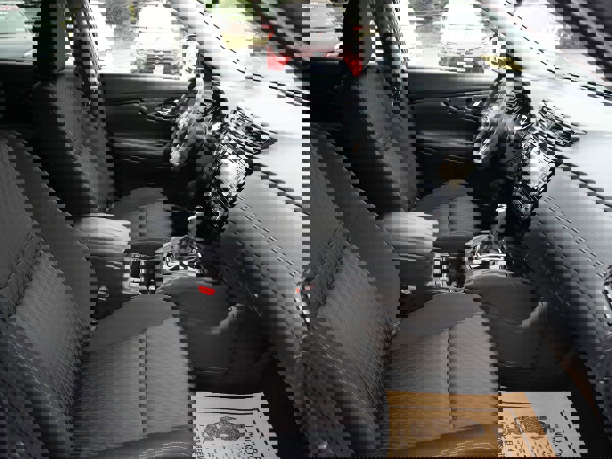 Used 2017 Nissan Rogue SV w/ SV Premium Package image 17