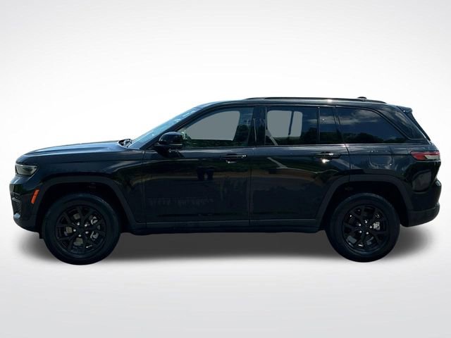 Used 2025 Jeep Grand Cherokee Altitude AWD/4WD image 3