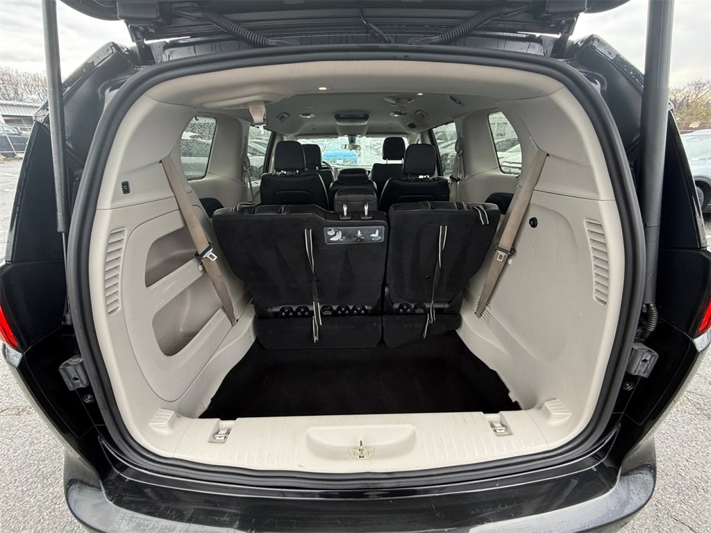 Used 2018 Chrysler Pacifica Touring-L image 25