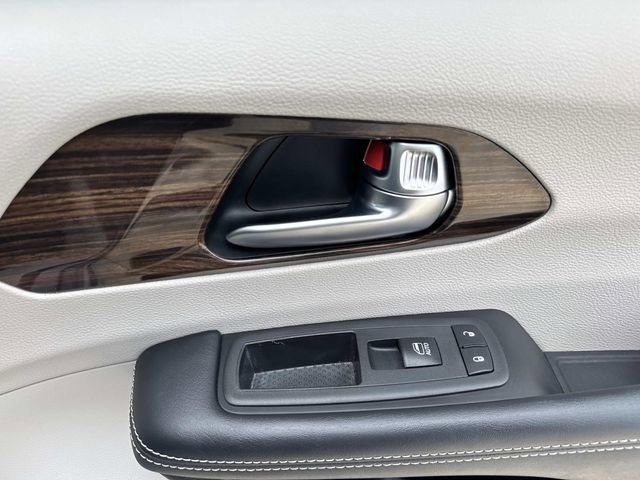 Used 2022 Chrysler Pacifica Limited AWD/4WD image 34