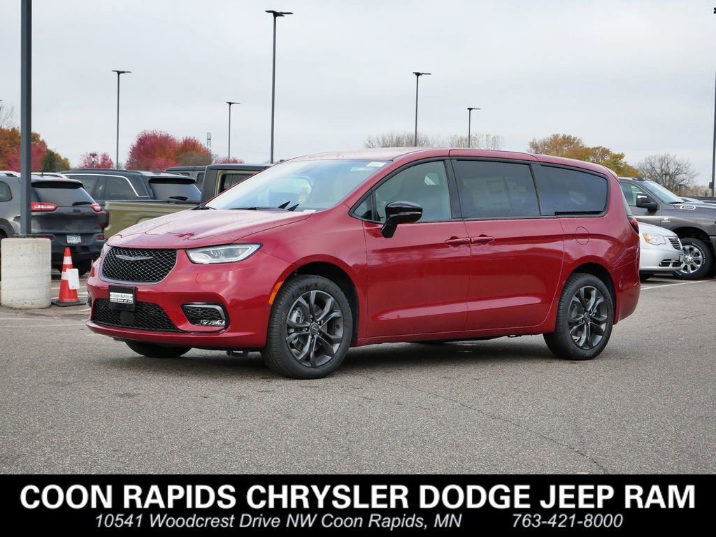 New 2026 Chrysler Pacifica Select