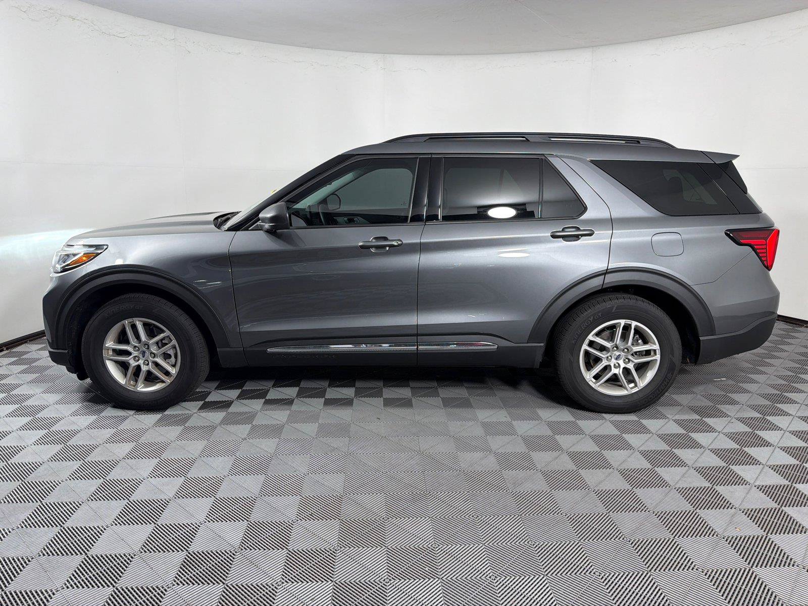 Used 2025 Ford Explorer Active w/ Active Comfort Package RWD image 4