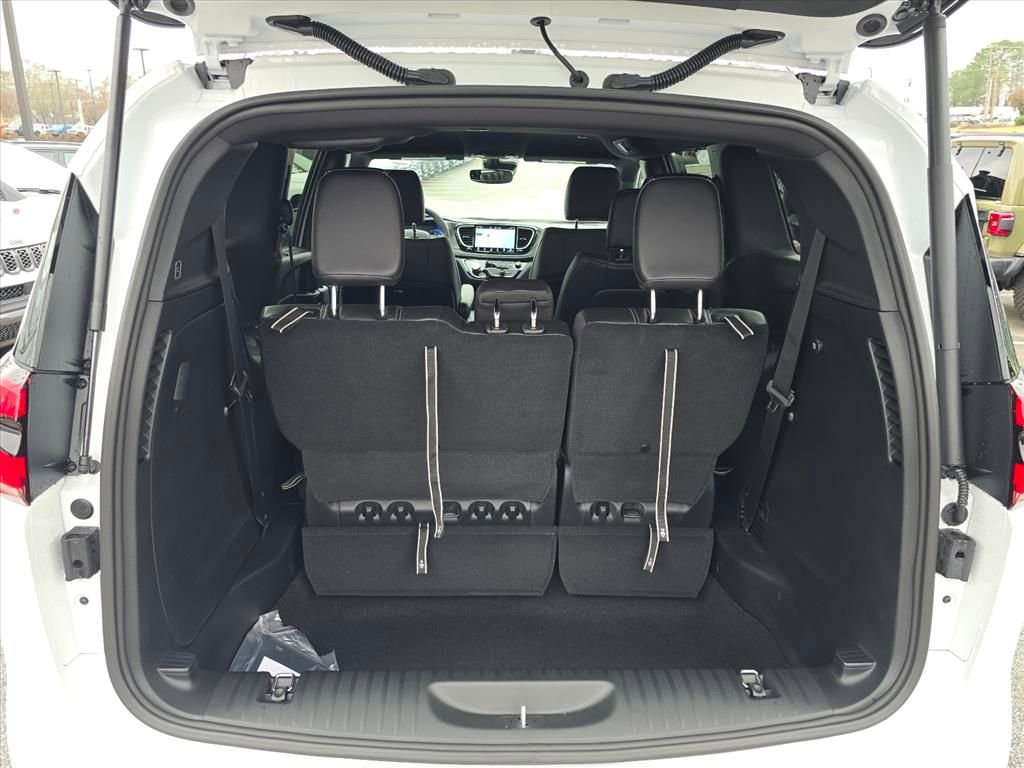 New 2026 Chrysler Pacifica Select w/ S Appearance Package FWD image 9