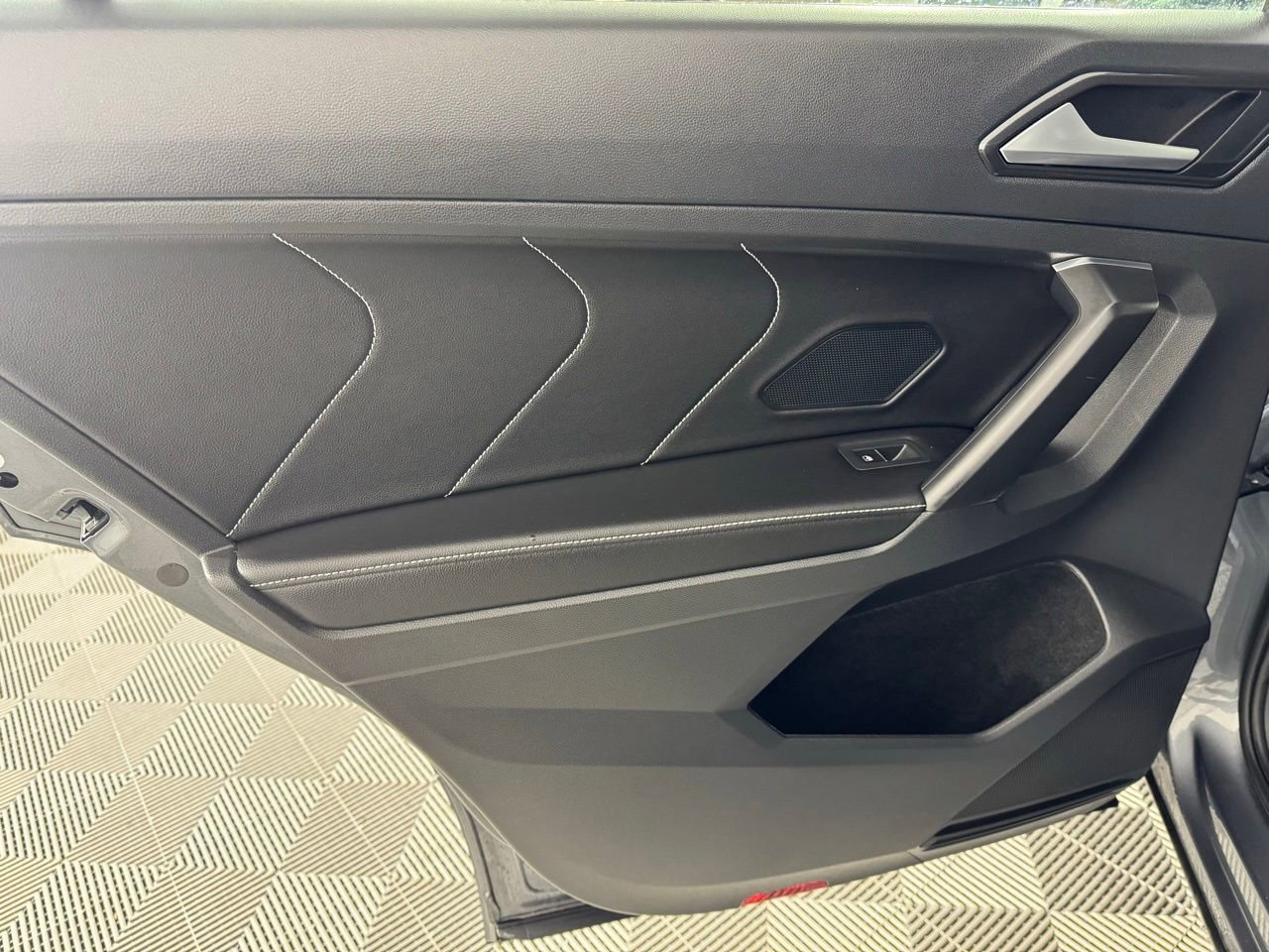 Used 2022 Volkswagen Tiguan SEL R-Line image 26