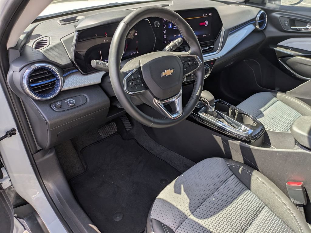 Used 2025 Chevrolet Trax LT w/ LT Convenience Package FWD image 15