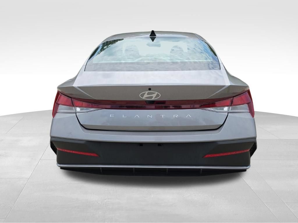 Used 2024 Hyundai Elantra SEL FWD image 7